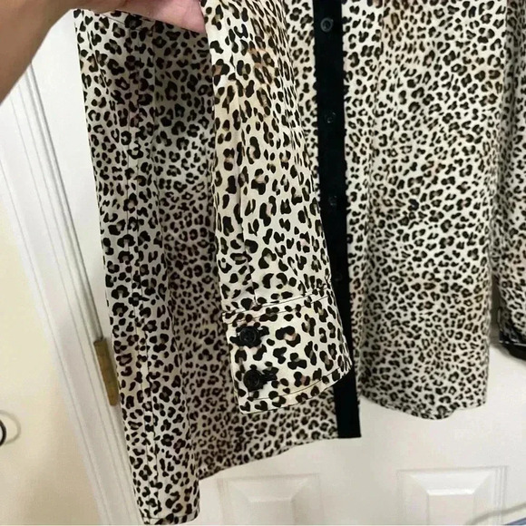 CHICO'S No-Iron Cotton Leopard Caroline Button Down Shirt Size 2 - Picture 6 of 11